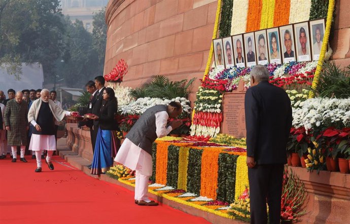 Acto de homenaje en el aniversario de un ataque en 2001 contra la sede del Parlamento