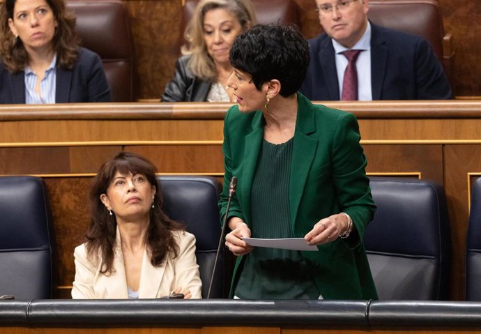 La ministra de Inclusión, Seguridad Social y Migraciones, Elma Saiz, interviene durante una sesión de control al Gobierno, en el Congreso de los Diputados, a 13 de diciembre de 2023, en Madrid (España). 