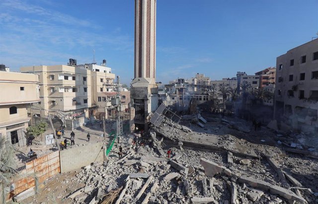 Edificios destruidos por los bombardeos del Ejército de Israel contra Deir al Balá, en el centro de la Franja de Gaza