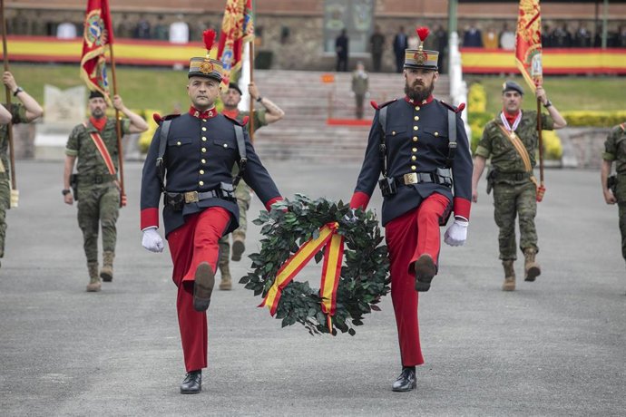 Archivo - Dos militares con una corona de laurel durante una parada militar en el Acuartelamiento Cabo Noval  a 7 de junio de 203, en Siero, Asturias (España)