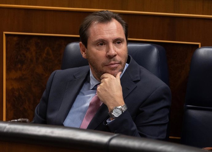 El ministro de Transportes y Movilidad Sostenible, Óscar Puente,  durante una sesión de control al Gobierno, en el Congreso de los Diputados, a 13 de diciembre de 2023, en Madrid (España).