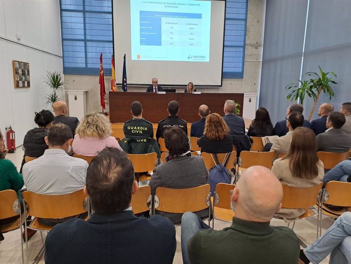 El consejero de Educación, Formación Profesional y Empleo, Víctor Marín, presidió el Pleno del Observatorio para la convivencia escolar.