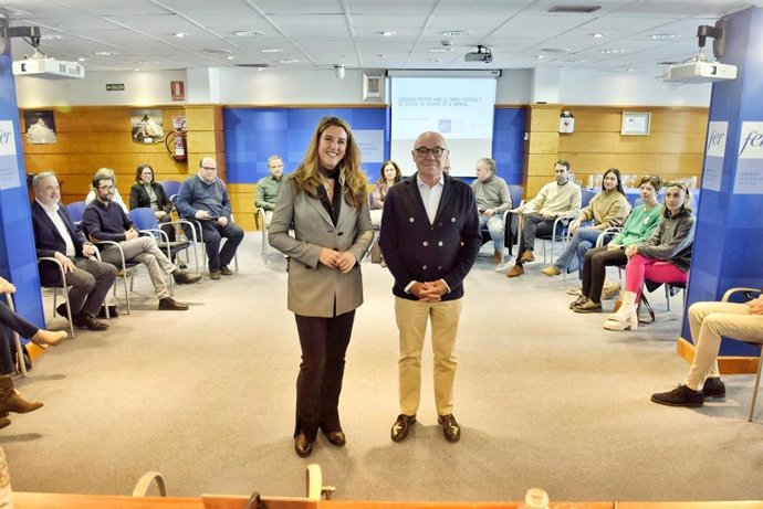 La psicóloga y directora del Instituto Europeo de Bienestar, Guadalupe Gómez, junto al presidente de la FER, Jaime García-Calzada
