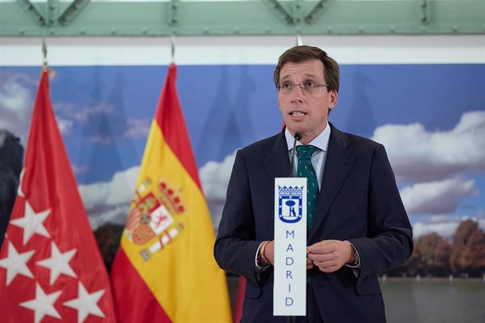 Archivo - El alcalde de Madrid, José Luis Martínez-Almeida, durante una rueda de prensa posterior al pleno del Ayuntamiento, en el Palacio de Cibeles, a 28 de septiembre de 2023, en Madrid (España).