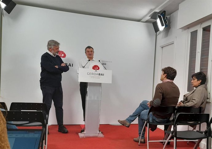 Los concejales de Geroa Bai en el Ayuntamiento de Pamplona, Koldo Martínez y Mikel Armendáriz, comparecen en rueda de prensa
