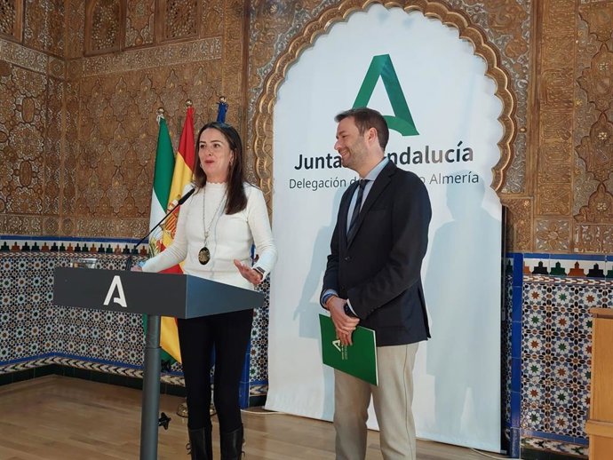 La delegada de la Junta en Almería, Aránzazu Martín, junto al delegado de Inclusión Social, Francisco González Bellido.