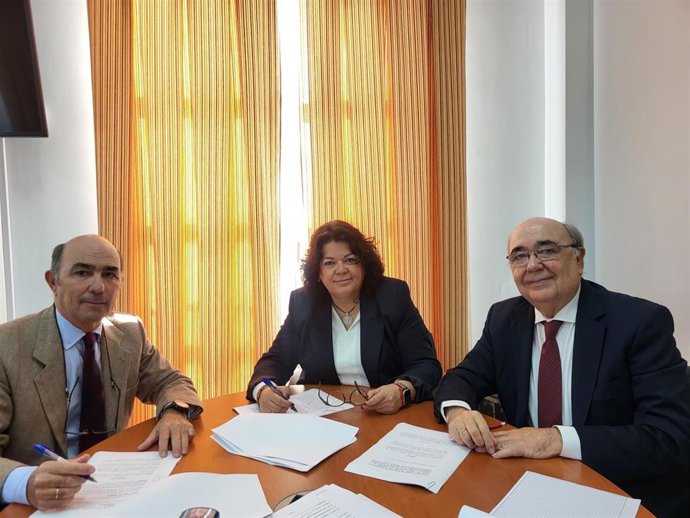 La alcaldesa de Huévar del Aljarafe, María Eugenia Moreno, en una de las reuniones mantenidas con las empresas.