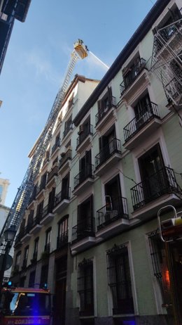 El incendio sin heridos en la cocina de un restaurante genera una gran humareda cerca de la Gran Vía madrileña