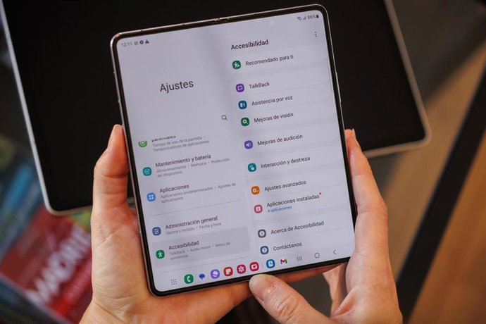 Una persona muestra las opciones de accesibilidad de un teléfono móvil durante un encuentro con personas con discapacidad visual y auditiva, a 1 de diciembre de 2023, en Madrid (España). El encuentro ha sido organizado por Portaltic, portal de tecnologí