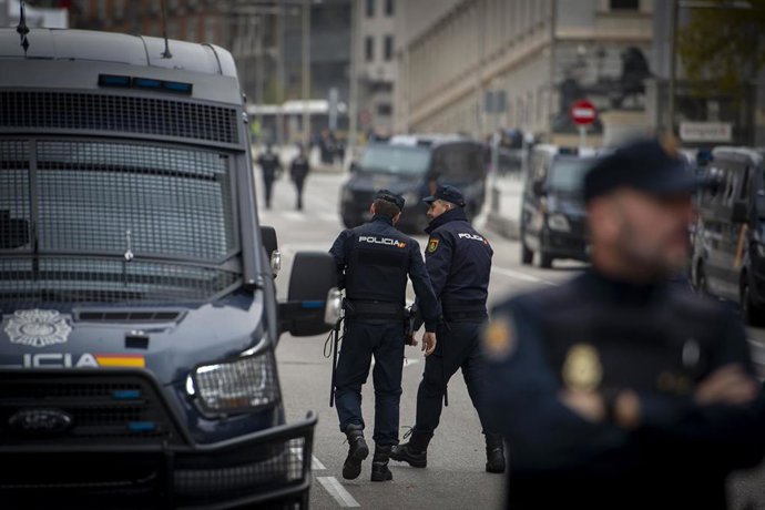 Dos agentes de la Policía Nacional en Madrid