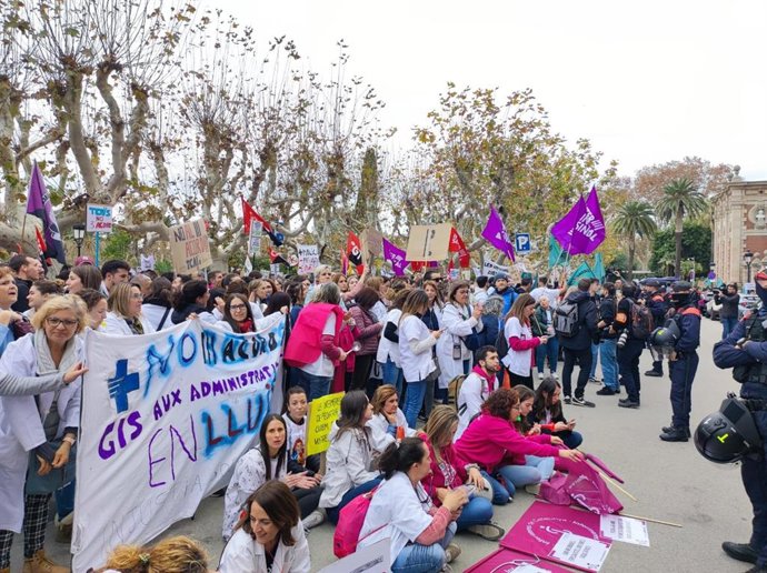 Concentración de profesionales del ICS ante el Parlament