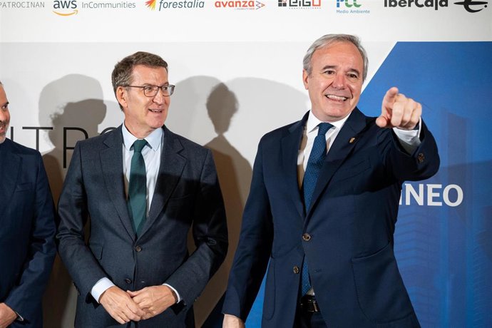 El presidente del Partido Popular, Alberto Núñez Feijóo (i), y el presidente del Gobierno de Aragón, Jorge Azcón (d), durante un encuentro informativo, en el Teatro Real, a 13 de diciembre de 2023, en Madrid (España). El encuentro ha sido organizado por