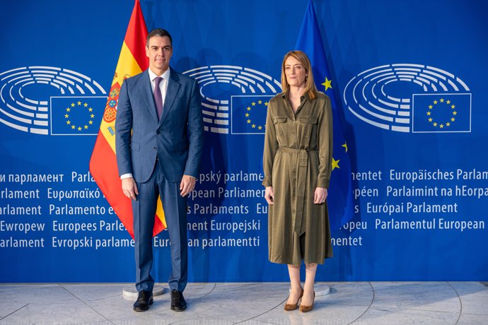 El presidente del Gobierno, Pedro Sánchez, y la presidenta del Parlamento Europeo, Roberta Metsola, posan a su llegada en el Parlamento Europeo, a 13 de diciembre de 2023, en Estrasburgo (Francia)
