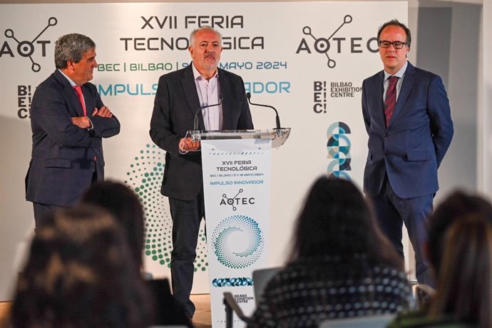 El presidente de la Asociación Nacional de Operadores Locales de Telecomunicaciones (Aotec), Antonio García Vidal, el director ejecutivo de Aotec, Gonzalo Elguezábal, y el director general del BEC, Xabier Basañez, presentan Aotec 2024 en BEC.