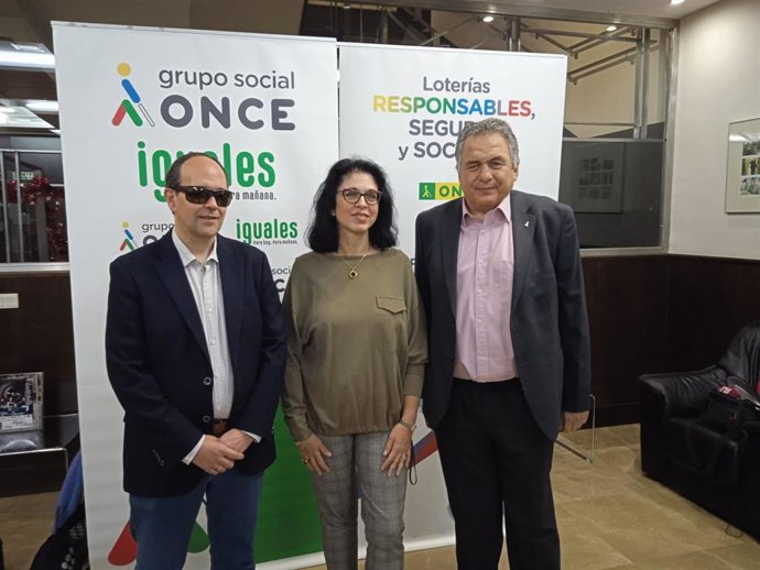 El delegado de la ONCE en C-LM, Carlos Javier Hernández Yebra, y el presidente del Consejo Territorial, José Martínez, y la concejala de Asuntos Sociales, Marisol Illescas, en el 85 Aniversario del Cupón de la ONCE.