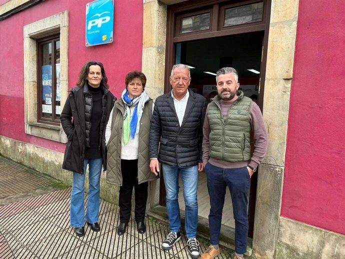 El diputado regional del PP José Manuel Felgueres, acompañado de los concejales populares Pedro Llera, Inés Carbajales y Loli Riva.