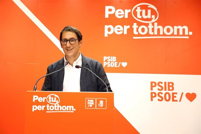 Archivo - El portavoz del PSIB en el Parlament, Iago Negueruela.