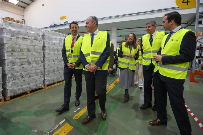 El alcalde de Sevilla, José Luis Sanz, en la inauguración de la ampliación de la plataforma logística de frío de UNEI.