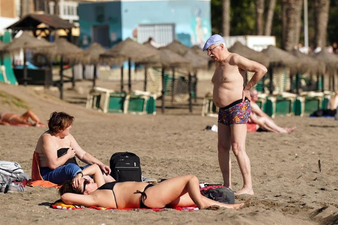 Varias personas disfrutan tomando el sol en la playa de la Malagueta, donde ha superado el récord en diciembre llegando a los 26 grados siendo altísimas para la época del año a 12 de diciembre de 2023 en Málaga, Andalucía.