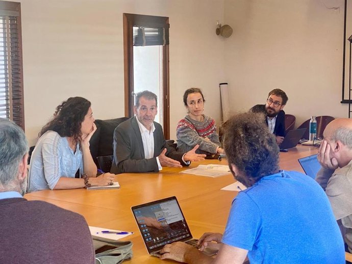 El secretario autonómico de Innovación y Sociedad Digital, Antoni Carmona, explica la convocatoria a representantes de centros públicos de investigación.