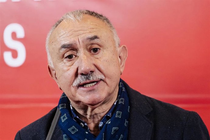 Archivo - El secretario general de UGT, Pepe Álvarez, ofrece declaraciones a los medios en la sede de UGT, a 27 de octubre de 2023, en Madrid (España). 