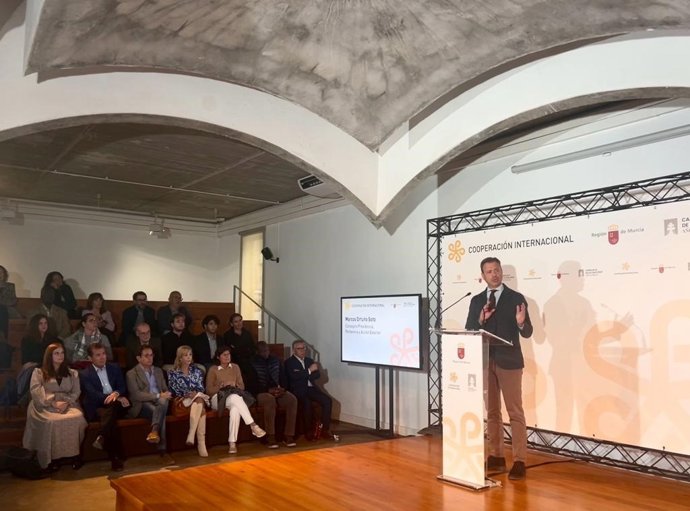 El consejero de Presidencia, Portavocía y Acción Exterior, Marcos Ortuño, interviene en la presentación del marco estratégico del plan director de cooperación.