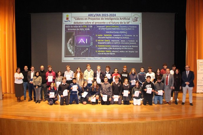La Escuela Técnica Superior de Ingeniería (ETSI) de la Universidad de Sevilla ha acogido una mesa redonda bajo el título 'Presente y Futuro de la Inteligencia Artificial', enmarcada en el proyecto Alto Rendimiento en Ciencia y Tecnología en Andalucía.