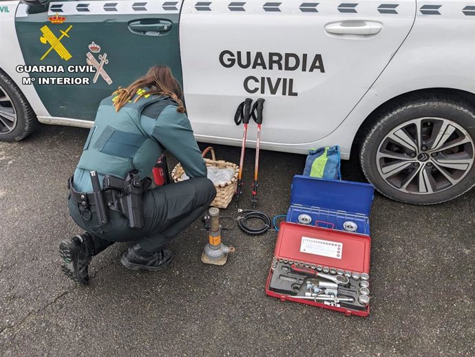 Detenidos dos vecinos de Vizcaya por robar en un vehículo aparcado frente al Ayuntamiento de Guriezo