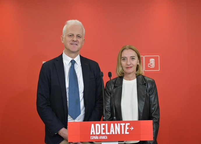 La diputada regional María Somalo y el portavoz del Grupo Municipal Socialista en el Ayuntamiento de Logroño, Pablo Hermoso de Mendoza