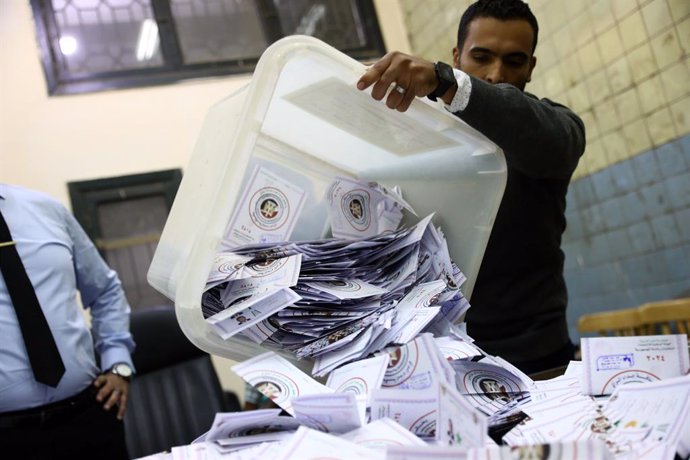 Recuento de votos en la capital de Egipto, El Cairo, tras las elecciones presidenciales de diciembre de 2023