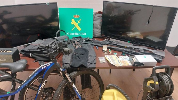 Efectos localizados en el registro del domicilio de un vecino de Avión (Ourense), detenido por cuatro robos con fuerza en viviendas de la localidad.