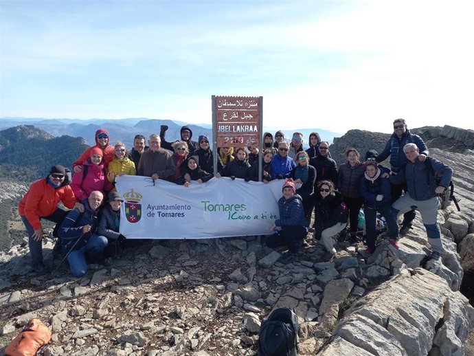 Jóvenes y familias de Tomares viven una "emocinante aventura" en Marruecos con ocasión de un viaje organizado por el Consistorio.