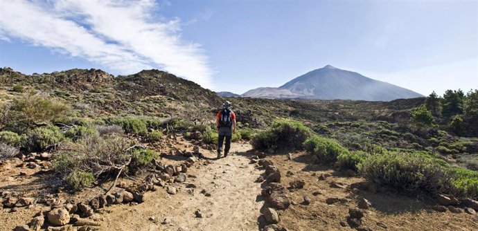 El Cabildo de Tenerife ha abierto los senderos de Montaña Blanca-Pico Teide y el Mirador de la Fortaleza, ubicados en el Parque Nacional del Teide, que permanecían cerrados desde el pasado 4 de diciembre por la presencia de hielo.