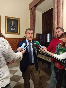 El presidente del TSJA, Lorenzo del Río, atiende a los medios de comunicación durante el tradicional encuentro navideño.