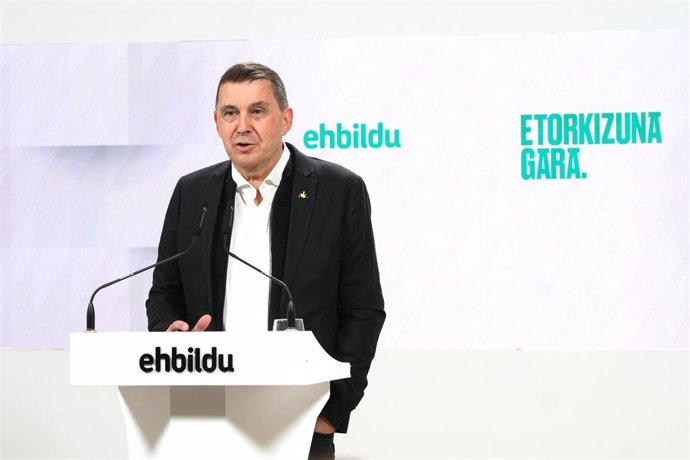 El coordinador general de EH Bildu, Arnaldo Otegi, durante una rueda de prensa tras la reunión de la Mesa Política del partido, en la sede de EH Bildu, a 11 de diciembre de 2023, en San Sebastián,Gipuzkoa