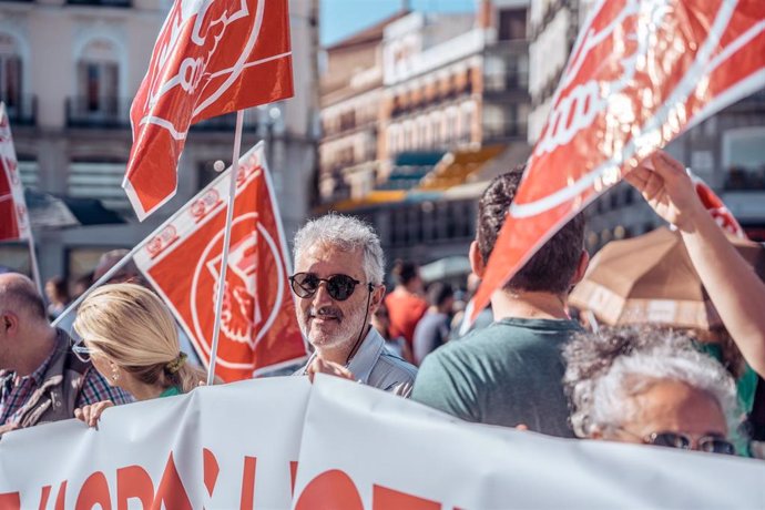 Archivo - Varias personas sujetan una pancarta durante una concentración de docentes en la Puerta del Sol, a 6 de junio de 2023.