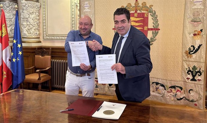 El presidente de la Asociación del sector de la hostelería en Valladolid, Jaime Fernández, y el concejal de Tráfico y Movilidad, Alberto Gutiérrez, en la presentación del protocolo sobre la ordenanza de Terrazas.