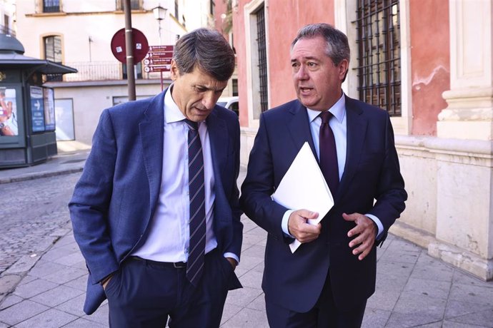 Archivo - El secretario general del PSOE de Andalucía, Juan Espadas, (d) junto al Delegado del Gobierno en Andalucía, Pedro Fernández, (i) en una imagen de archivo en Sevilla