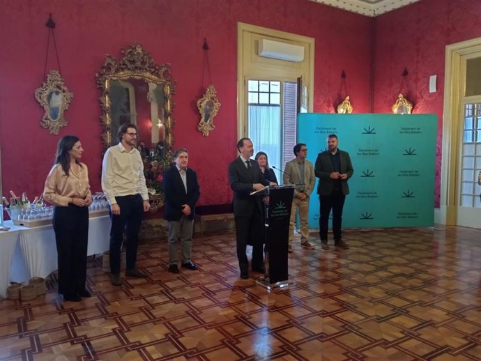 El presidente del Parlament, Gabriel Le Senne, junto a los portavoces parlamentarios y miembros de la Mesa.