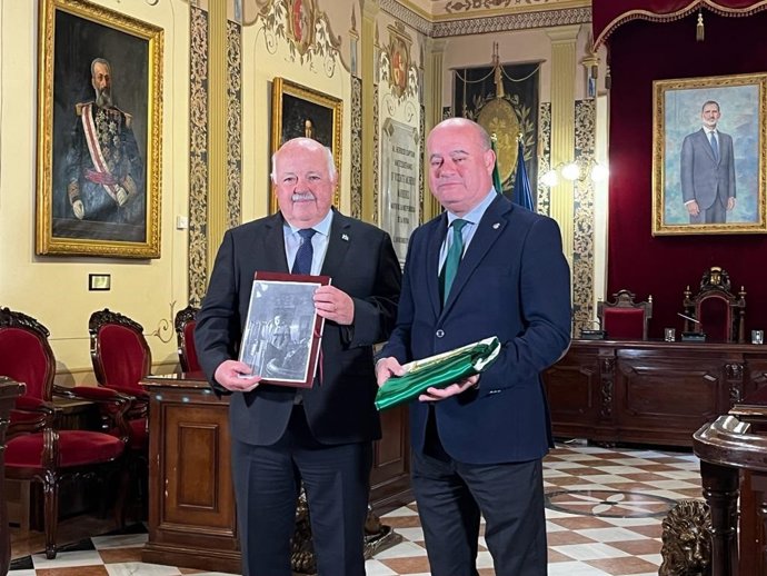 El presidente del Parlamento de Andalucía, Jesús Aguirre, y el alcalde de Antequera, Manuel Barón, han intercambiado presentes con motivo de la celebración de dos órganos de la camara legislativa en la ciudad en el 45 aniversario del Pacto de Antequera.