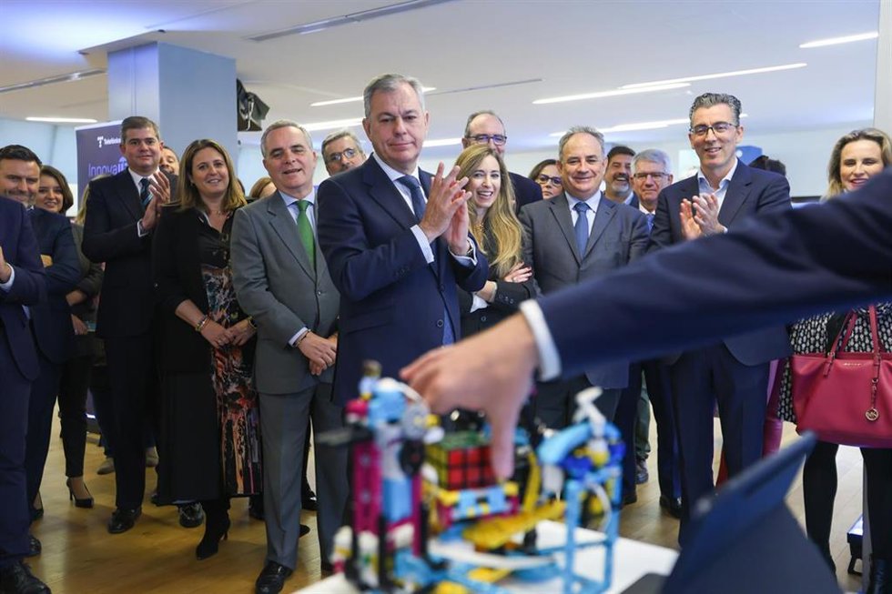 El alcalde de Sevilla, José Luis Sanz, en la exposición InnovaTE de Telefónica, en el Paseo Marques de Contadero.