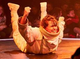 Imagen del espectáculo 'Cometa' que se representa en la Sala Gades del Teatro Cánovas de Málaga.