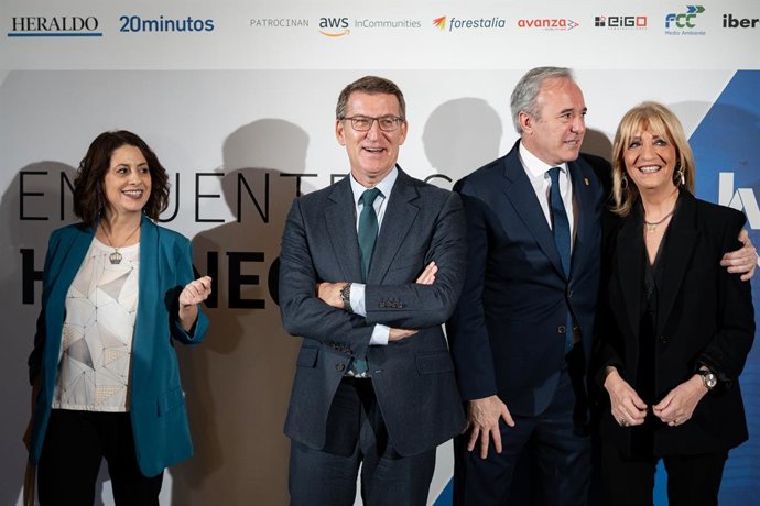 (I-2D) La alcaldesa de Teruel, Emma Buj, el presidente del Partido Popular, Alberto Núñez Feijóo, y el presidente del Gobierno de Aragón, Jorge Azcón, posan durante un encuentro informativo, en el Teatro Real, a 13 de diciembre de 2023, en Madrid (Españ