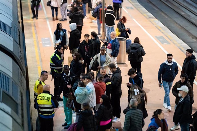 Varias personas en un andén el día en el que ha descarrillado un tren Almería-Madrid, en la estación de Puerta de Atocha-Almudena Grandes, a 26 de noviembre de 2023, en Madrid (España). 
