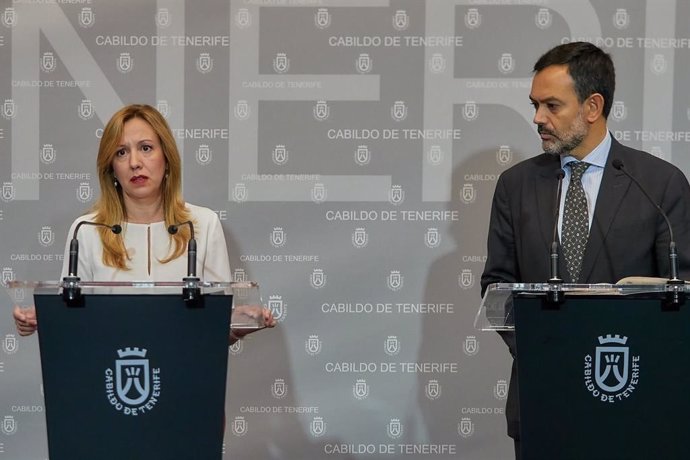 Archivo - La presidenta del Cabildo de Tenerife, Rosa Dávila, y el vicepresidente, Lope Afonso, en una rueda de prensa para dar cuenta de los acuerdos del Consejo de Gobierno