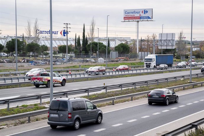 Varios coches circulan por la autovía A5, a 5 de diciembre de 2023, en Madrid (España). 