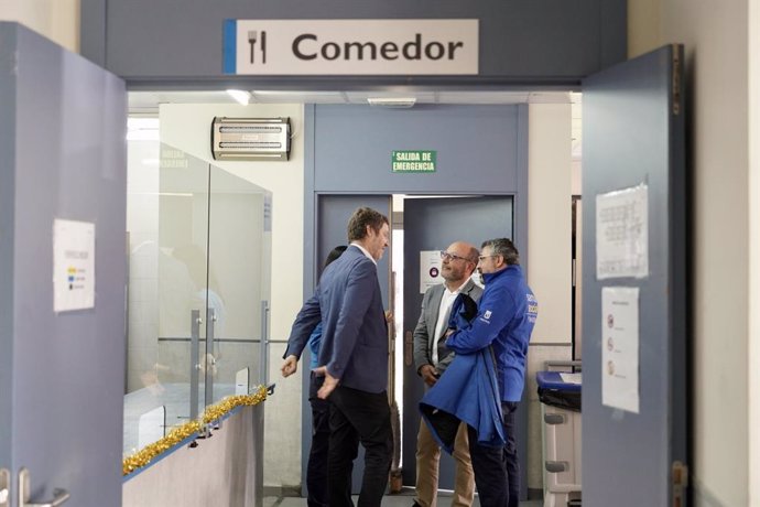 El delegado de Políticas Sociales, Familia e Igualdad, José Fernández, en su visita al Centro de Acogida Pinar de San José.