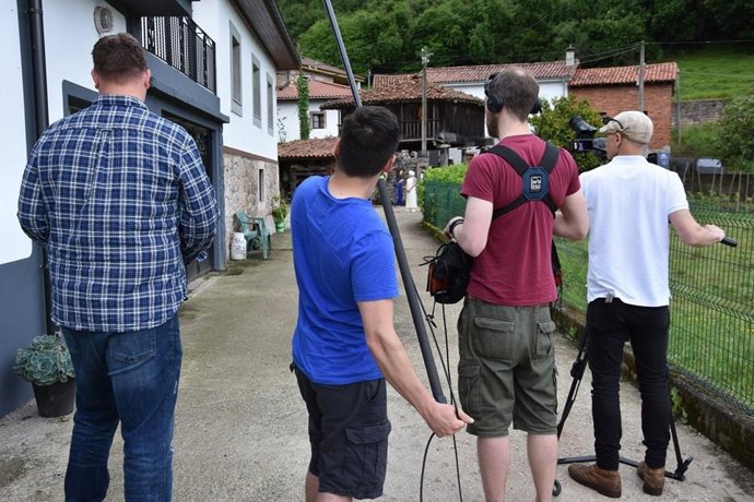 Archivo - Equipo de televisión grabando un programa sobre cultura tradicional asturiana.