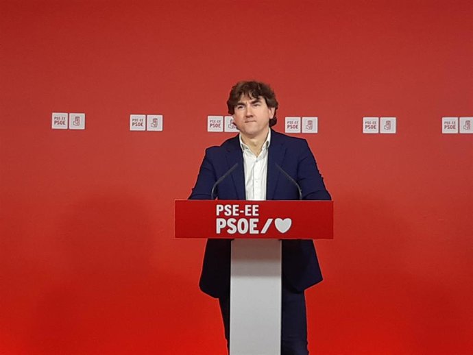 El secretario general del PSE-EE, Eneko Andueza, en una rueda de prensa en Bilbao.