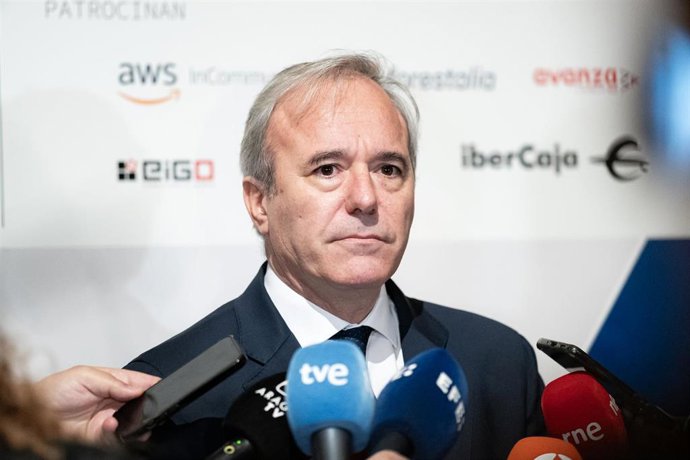 El presidente del Gobierno de Aragón, Jorge Azcón, atiende a los medios de comunicación durante un encuentro informativo, en el Teatro Real, a 13 de diciembre de 2023, en Madrid (España). El encuentro ha sido organizado por el grupo de comunicación Henn